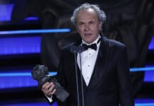 El actor José Coronado recoge el premio a Mejor actor de Reparto durante la ceremonia de entrega de la 38 edición de los Premios Goya.