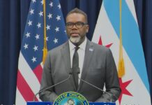 El alcalde de Chicago Brandon Johnson.