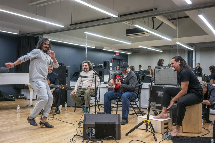 El bailaor flamenco Farruquito (i) y su hermano Farru (d), junto a otros músicos participan en un ensayo en Nueva York