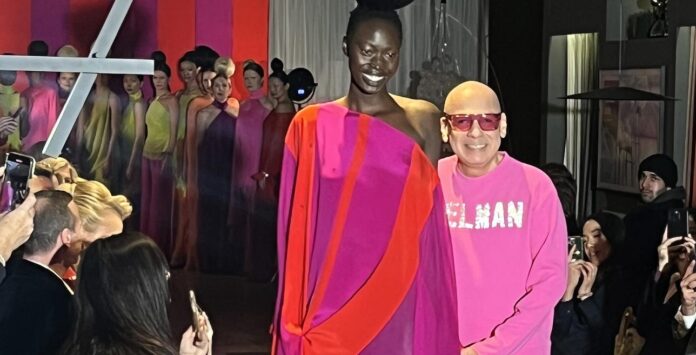 El diseñador venezolano Nabys Vielman camina por la pasarela con una modelo que luce una de sus creaciones El diseñador venezolano Nabys Vielman camina por la pasarela con una modelo que luce una de sus creaciones