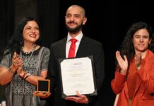 El dramaturgo y director teatral Claudio de Jesús Valdés Kuri recibe el Premio Nacional de Artes y Literatura 2023