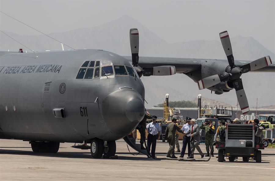 El ministro de Relaciones Exteriores de Chile, Alberto van Klaveren (c), saluda a la tripulación a bordo de un avión de la Fuerza Aérea de México