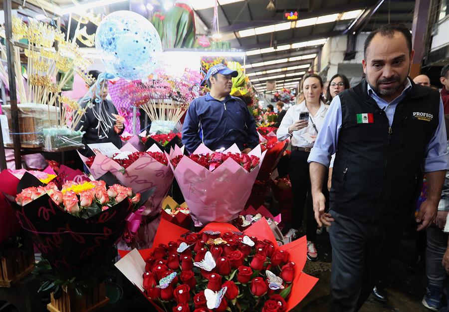 El procurador Federal del Consumidor (PROFECO), David Aguilar Romero, hace un recorrido en el mercado Jamaica