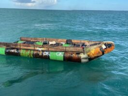 El equipo de vigilancia de los guardacostas del sector de Miami fue notificado por el piloto de una embarcación del rescate de un hombre que se encontraba aferrado a una barca que se había volcado al este de Fort Pierce.