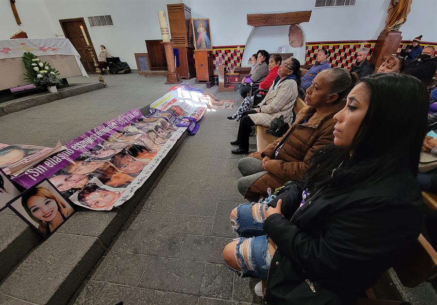 Familiares y amigos de personas desaparecidas participan en una misa para recordarlas hoy en Ciudad Juárez (1)