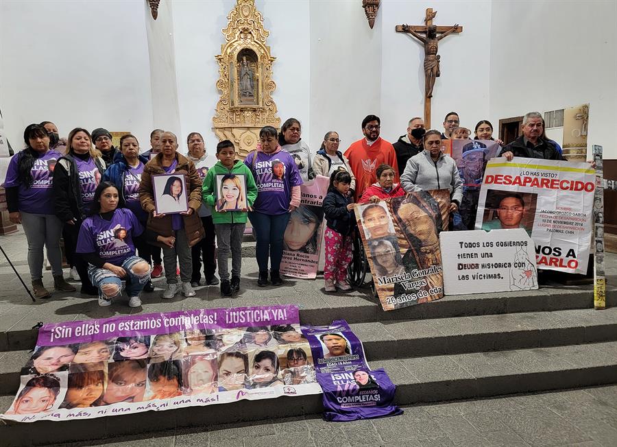 Familiares y amigos de personas desaparecidas participan en una misa para recordarlas hoy en Ciudad Juárez (2)