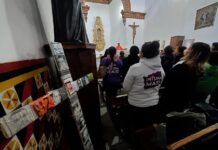 Familiares y amigos de personas desaparecidas participan en una misa para recordarlas hoy en Ciudad Juárez (3)