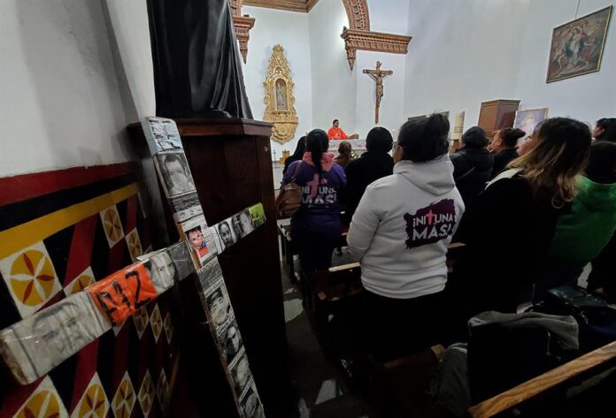 Familiares y amigos de personas desaparecidas participan en una misa para recordarlas hoy en Ciudad Juárez (3) Familiares y amigos de personas desaparecidas participan en una misa para recordarlas hoy en Ciudad Juárez (3)
