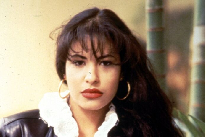 Selena permanece como una de las artistas latinas que más discos ha vendido en todo el mundo -unos 90 millones-, sólo superada por Gloria Estefan y Shakira.