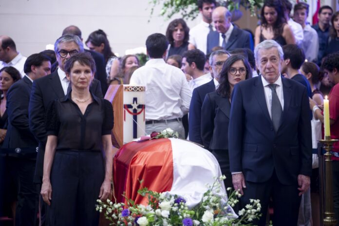 El féretro con el cuerpo de Piñera, que en 2010 se convirtió en el primer mandatario de derecha en llegar al poder tras la dictadura militar, llegó el miércoles a Santiago en un avión de la Fuerza Área de Chile. Foto Vocería de Gobierno de Chile.