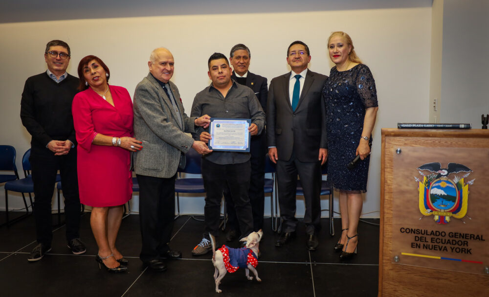 El activista de Derechos Laborales de origen guatemalteco Gustavo Ajch&eacute;, fundador y l&iacute;der de Deliveristas Unidos, recibi&oacute; un reconocimiento especial como Edec&aacute;n de Galo Plaza por su gran trabajo de representaci&oacute;n gremial.