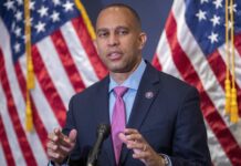 Los demócratas buscan marcar diferencias con Trump para recuperar la Cámara Baja El líder de los demócratas en la Cámara de Representantes, Hakeem Jeffries.