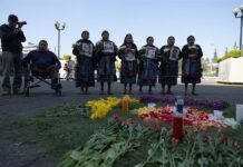 Las viudas de cinco hombres asesinados enseñan sus retratos previo a la audiencia donde un tribunal de Guatemala podría dictar sentencia contra nueve militares acusados de su ejecución el 4 de octubre de 2012.