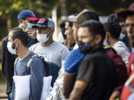 Defensores de los migrantes rechazan de tajo la propuesta de ley de seguridad fronteriza La mayoría de críticas se concentran en advertir que el proyecto reviviría las políticas migratorias de Donald Trump ya que hace más difícil solicitar asilo y autoriza al Gobierno expulsar a los extranjeros cuando el número de aquellos que cruzan la frontera supere los umbrales establecidos.
