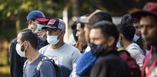 La mayoría de críticas se concentran en advertir que el proyecto reviviría las políticas migratorias de Donald Trump ya que hace más difícil solicitar asilo y autoriza al Gobierno expulsar a los extranjeros cuando el número de aquellos que cruzan la frontera supere los umbrales establecidos.