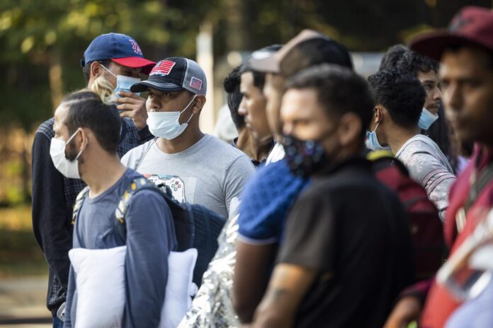 Inmigrantes La mayoría de críticas se concentran en advertir que el proyecto reviviría las políticas migratorias de Donald Trump ya que hace más difícil solicitar asilo y autoriza al Gobierno expulsar a los extranjeros cuando el número de aquellos que cruzan la frontera supere los umbrales establecidos.