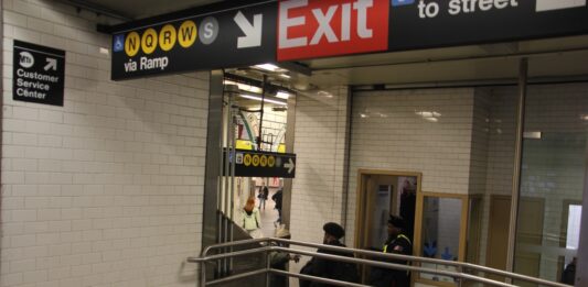 Los empleados de la MTA y la policía, por las actuales regulaciones y leyes de la ciudad de Nueva York, no pueden amonestar ni sancionar a quienes utilizan el sistema para hacer sus necesidades, lo cual deteriora las condiciones de la principal vía de movilización de los neoyorquinos.