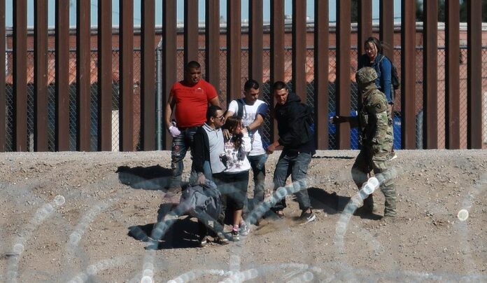 Integrantes de la Guardia Nacional de Estados Unidos impide el avance de migrantes (2) inmigrantes
