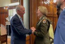 La Comandante del Comando Sur afirma que "Uruguay es líder en democracia" Javier García, saluda a la comandante del Comando Sur de los Estados Unidos, Laura Richardson
