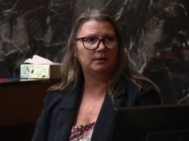 Declaran culpable a la mujer acusada por el tiroteo que cometió su hijo El veredicto llegó en el segundo día de deliberaciones del jurado y ahora la mujer, que permanece en libertad bajo fianza, se enfrenta a hasta 15 años de prisión por cada cargo, por los que será sentenciada el 9 de abril.