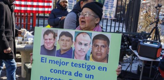 Manifestante canta anhelos durante una protesta frente a un tribunal federal el primer día del juicio por tráfico de drogas del ex presidente hondureño Juan Orlando Hernández en Nueva York.
