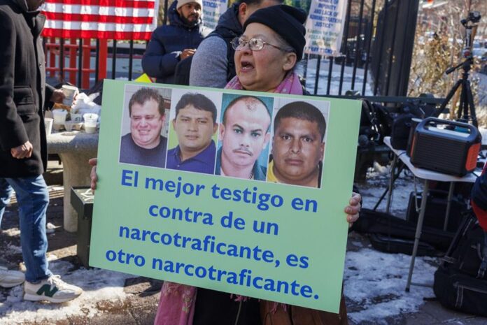 Juicio de JOH Efe Manifestante canta anhelos durante una protesta frente a un tribunal federal el primer día del juicio por tráfico de drogas del ex presidente hondureño Juan Orlando Hernández en Nueva York.