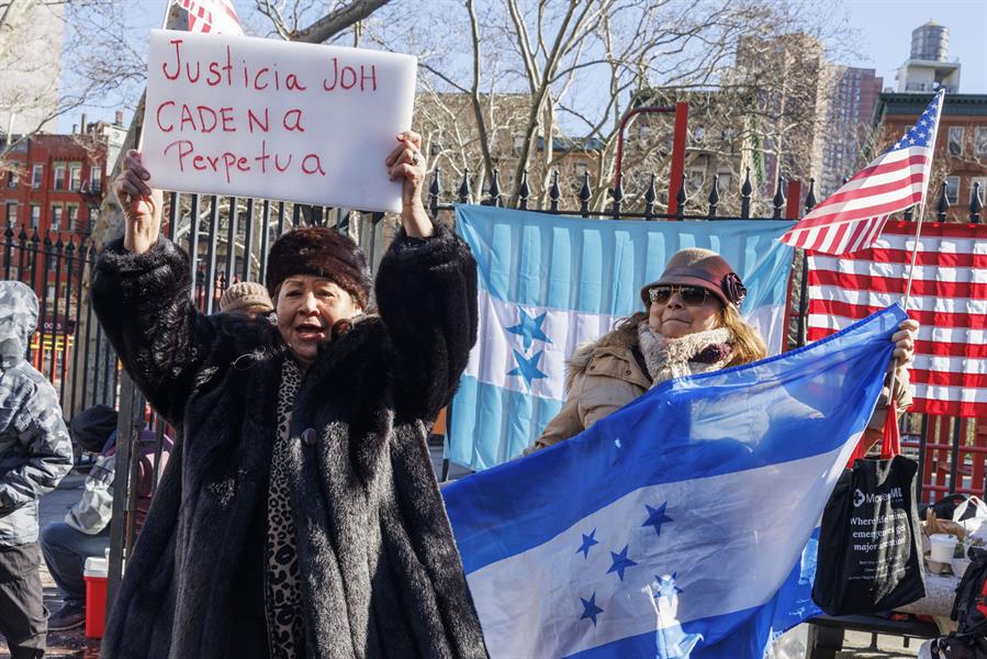 Los manifestantes se re&uacute;nen frente a un tribunal federal el primer d&iacute;a del juicio por tr&aacute;fico de drogas del ex presidente hondure&ntilde;o Juan Orlando Hern&aacute;ndez en Nueva York.