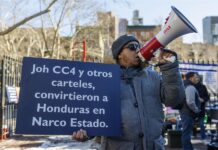 Juicio contra expresidente de Honduras comienza en Nueva York con la selección de jurado Un manifestante durante una protesta frente a un tribunal federal el primer día del juicio por tráfico de drogas del ex presidente hondureño Juan Orlando Hernández en Nueva York.