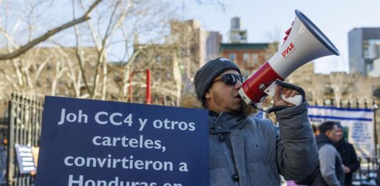 Un manifestante durante una protesta frente a un tribunal federal el primer día del juicio por tráfico de drogas del ex presidente hondureño Juan Orlando Hernández en Nueva York.