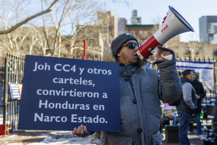 Un manifestante durante una protesta frente a un tribunal federal el primer día del juicio por tráfico de drogas del ex presidente hondureño Juan Orlando Hernández en Nueva York.