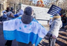 Manifestantes fuera del tribunal federal el primer día del juicio por tráfico de drogas del ex presidente hondureño Juan Orlando Hernández en Nueva York.