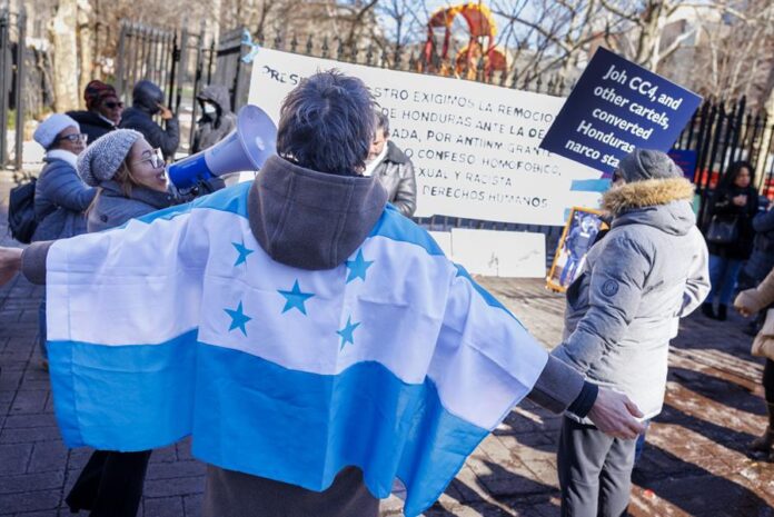 Manifestantes fuera del tribunal federal el primer día del juicio por tráfico de drogas del ex presidente hondureño Juan Orlando Hernández en Nueva York.