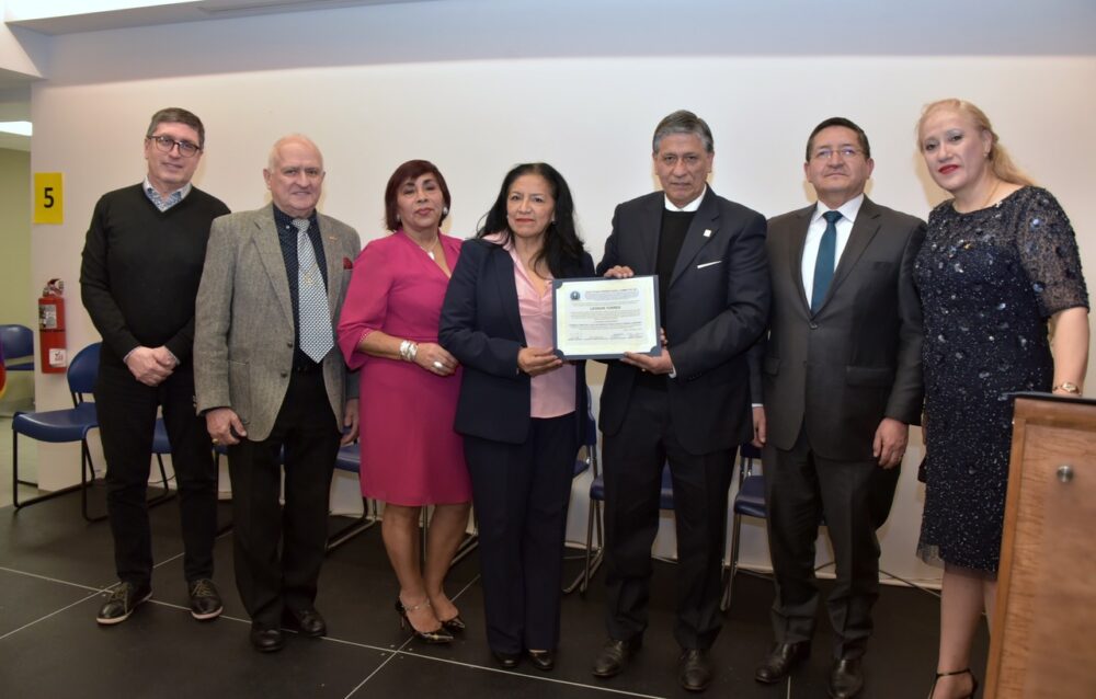 La activista cultural y ex sindicalista Leonor Torres recibi&oacute; el reconocimiento de manos del prestigioso profesional Arq. Marco Tamayo, miembro de honor del CIGP.