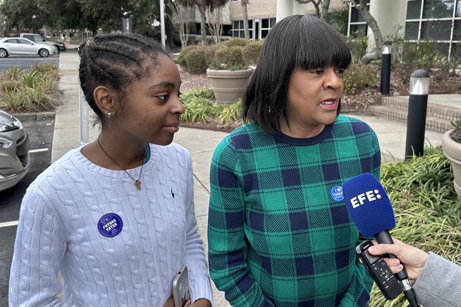 La afroamericana Genelle Edwards, junto a su nieta