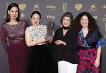 La directora chilena Maite Alberdi (2i) acompañada por su equipo posan con el Goya a Mejor Película Iberoamericana por 'La memoria infinita'