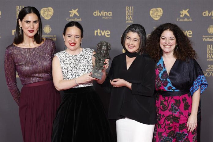 La directora chilena Maite Alberdi (2i) acompañada por su equipo posan con el Goya a Mejor Película Iberoamericana por 'La memoria infinita'