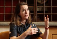 Migrantes no pueden votar, por eso se les señala como culpables, lamenta la jefa de la OIM La directora general de la Organización Internacional para las Migraciones (OIM), Amy Pope