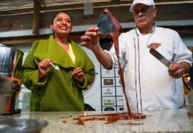 La prefecta de la provincia de Pichincha, Paola Pabón, prueba chocolate