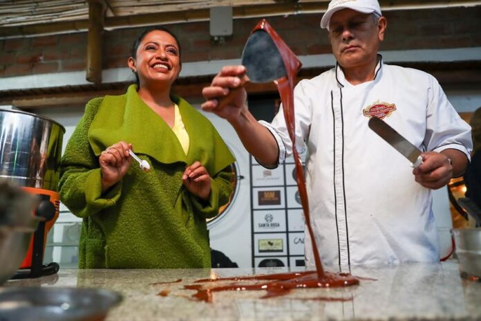 La prefecta de la provincia de Pichincha, Paola Pabón, prueba chocolate