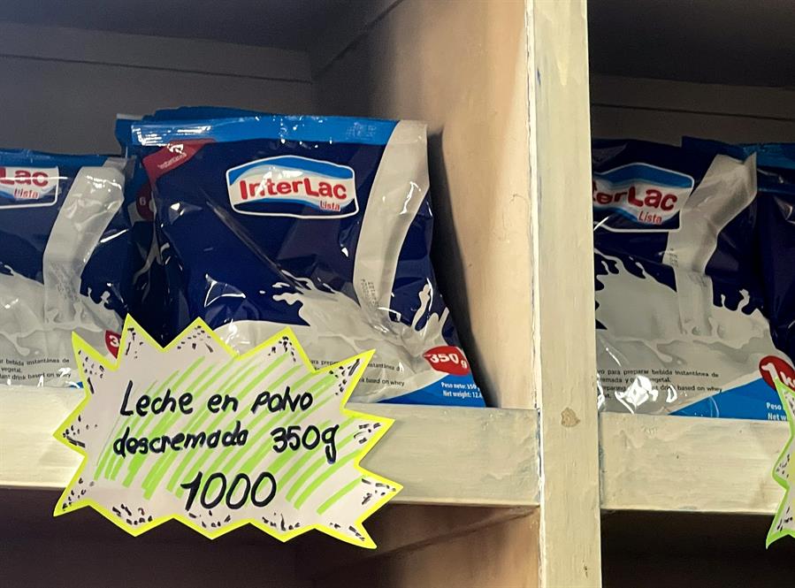 Paquetes de leche en polvo para la venta en una mipyme privada este mi&eacute;rcoles, en La Habana, Cuba.