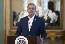 Abinader advierte que sin compromiso internacional sobre Haití su país "se defenderá solo" Abinader: "Nuestra consigna de hoy en adelante será: ¡O luchamos juntos para salvar a Haití o lucharemos solos para proteger a República Dominicana".