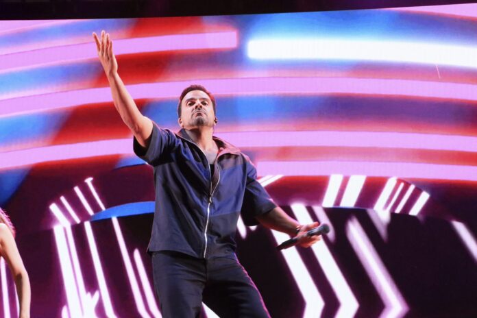 Luis Fonsi Efe Con motivo de sus 25 años de carrera, Luis Fonsi ha celebrado este viernes en su segunda casa de Madrid el inicio de una gira conmemorativa junto a amigos como Manuel Carrasco.