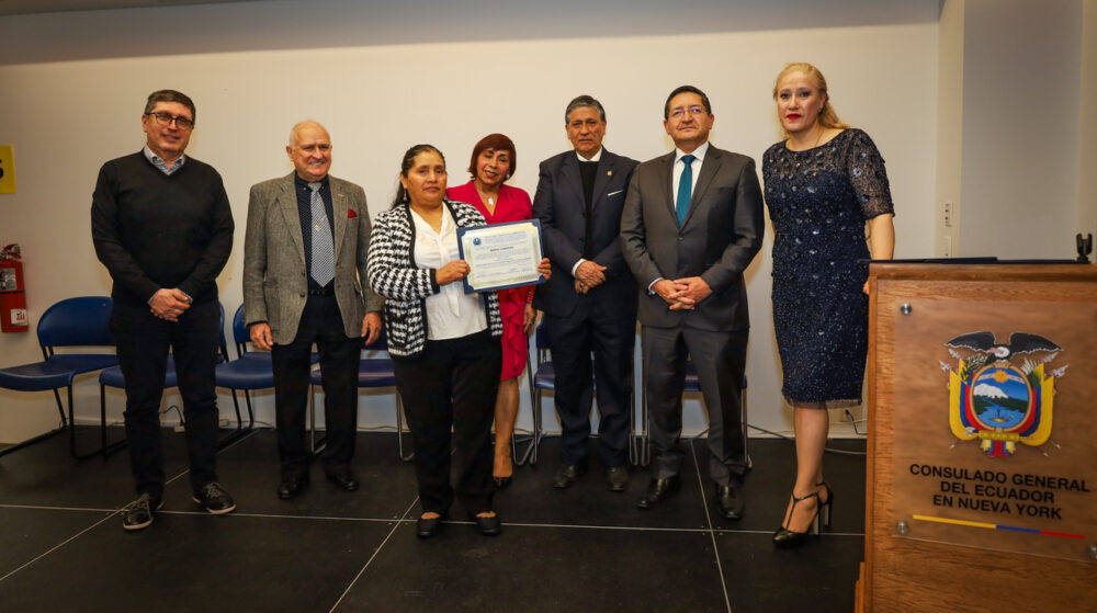 Maria Cabrera, pionera y promotora de las tradiciones gastron&oacute;micas ecuatorianas en la ciudad natal de Galo Plaza, recibi&oacute; el reconocimiento de manos de su compatriota la empresaria Blanca Zha&ntilde;ay.