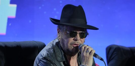 El líder de la banda, Maná, Fher Olvera, explicó que el artista madrileño interpretará la mítica canción de la banda ‘Vivir sin aire’.