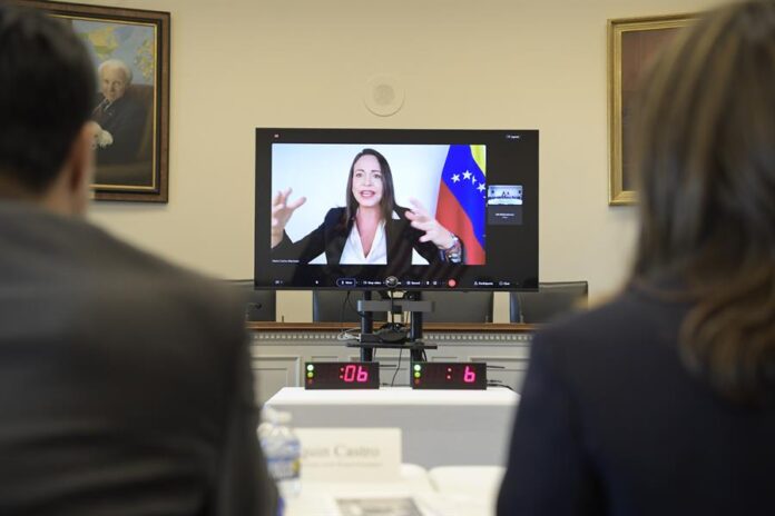 La opositora ha reiterado que competirá en los comicios de este año como candidata del mayor bloque antichavista, aunque no ha aclarado de qué manera prevé burlar el impedimento.