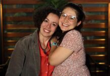 Mariangel Vielma y Laura Isabel Cortés, coordinadoras de vinculación de la organización “Caminantas” posan al termino de una entrevista con EFE.