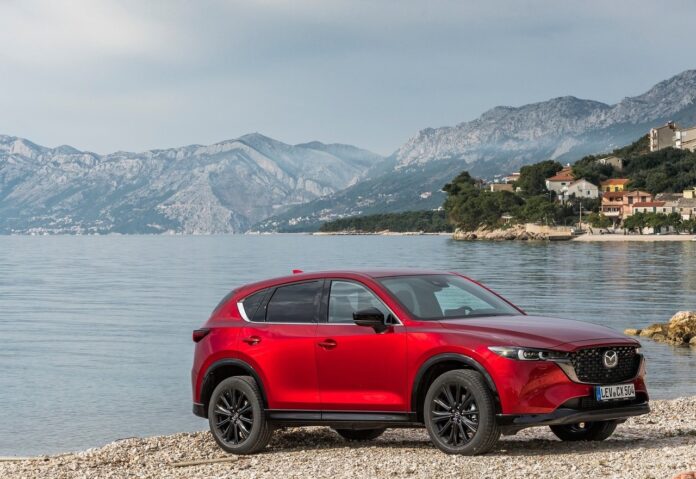 Mazda mantiene en su alineación al CX-5, pues a pesar de la competencia interna, este sigue siendo su modelo más vendido.