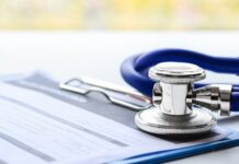 Medicaid, que cubre a personas de bajos ingresos y discapacitadas, y el Programa de Seguro de Salud Infantil (CHIP) relacionado, crecieron hasta alcanzar un récord de 94 millones de inscritos como resultado de una regla que prohibía a los estados terminar la cobertura durante la emergencia de salud pública por covid.