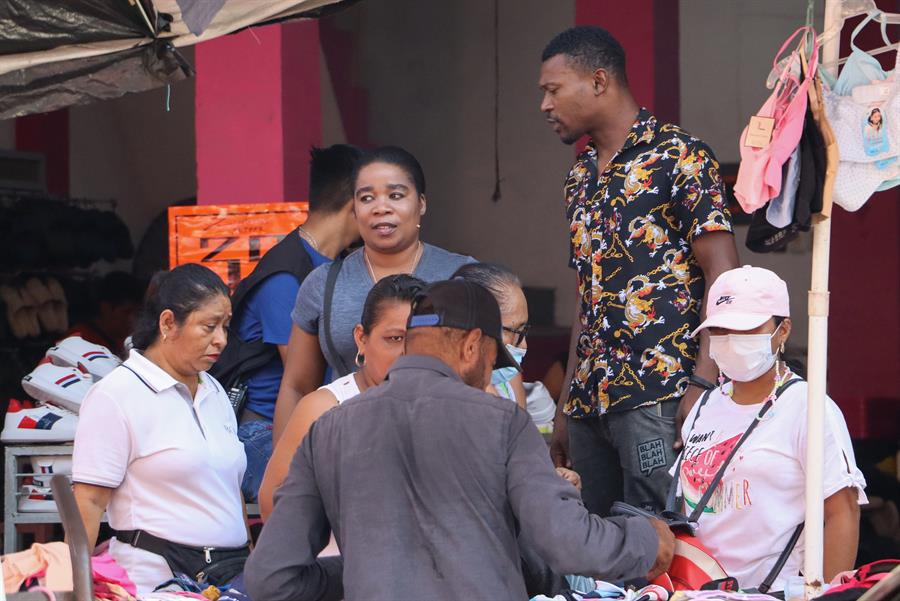 Migrantes permanecen en las principales plazas en la ciudad de Tapachula (2)