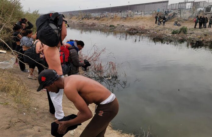 Migrantes se preparan para cruzar el Río Bravo